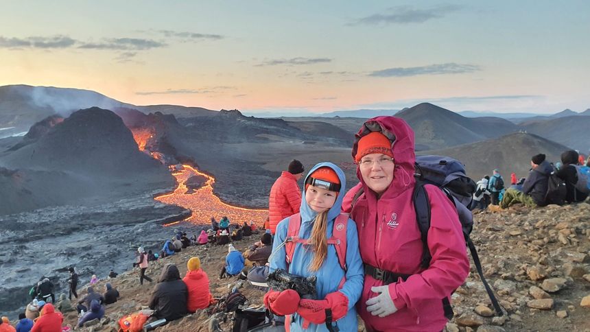 Vulkanutbruddet forvandlet området rundt Fagradalsfjall til en turistattraksjon. Her er Fjóla Guðrún Sigtryggsdóttir med datteren Þorbjörg Gróa Eggertsdóttir Foto: Eggert V. Valmundsson