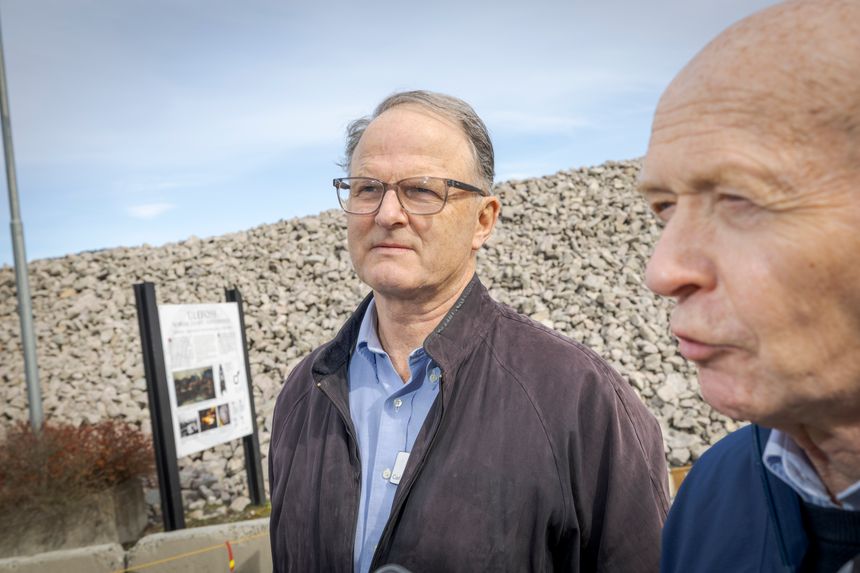 Medeier Diderik Cappelen, og daglig leder Alf Reistad viste TU rundt på tomta i Telemark i begynnelsen av mai. Foto:  Arash A. Nejad