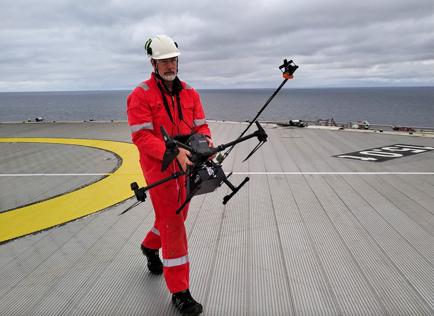 Daniel Krause måler metanutslipp på en offshore-plattform. Foto: Sintef