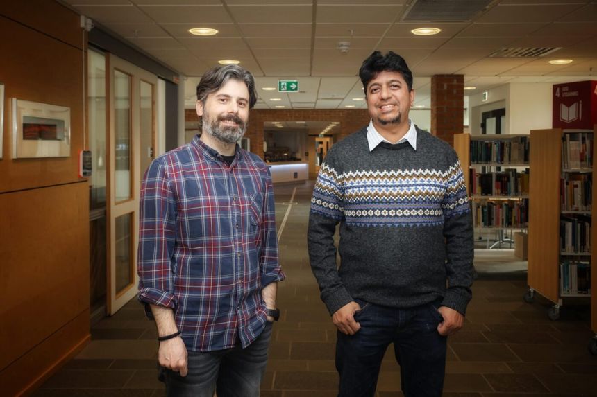 Kostas Boletsis og Zia Uddin håper de får anledning til å ta prosjektet «KI-drevet Norsk Tegnspråkoversetter» videre. – Det kan gjøre en forskjell for mange. Foto: Unni Skoglund