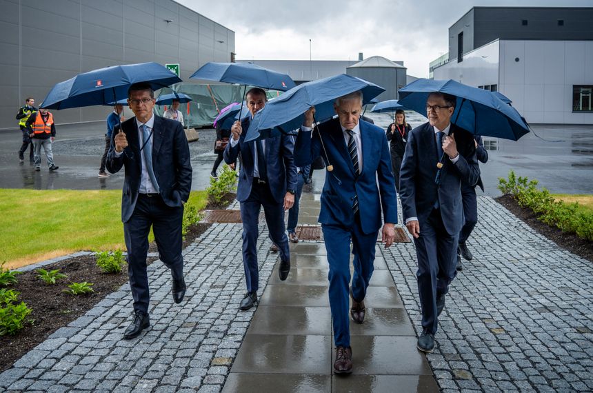 Statsminister Jonas Gahr Støre i regnet utenfor Teknologiparken i Kongsberg, fulgt av konsernsjef Geir Håøy til venstre og styreleder Eivind Reiten. Foto: Ole Berg-Rusten/NTB