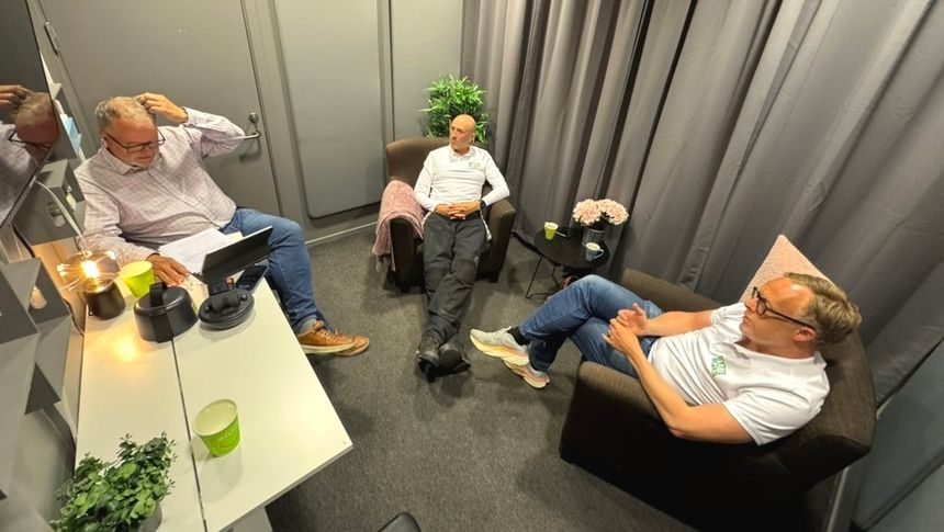 Gründer Espen Eriksen (t.h.) og daglig leder Iver Sunnset i Bytteboks AS i podcast med TU. Foto: Remy Skogstrand