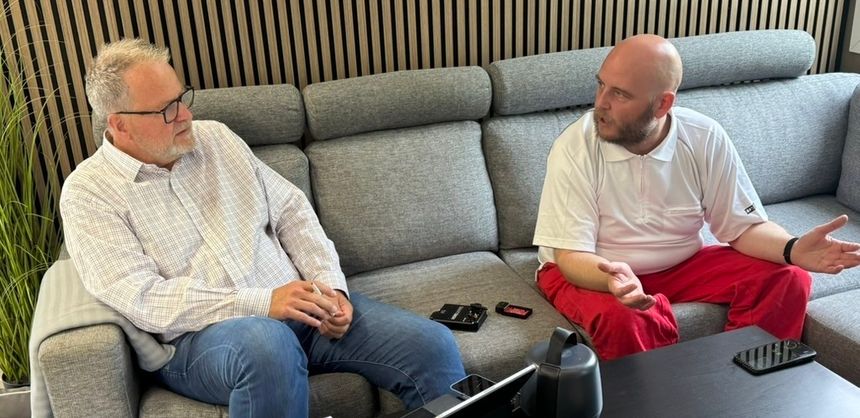 – Føreren er essensiell i en racerbil i dag, sier Ole Torvmark i Situne. Her i podkastprat med TUs teknologiredaktør Jan Moberg. Foto: Remy Skogstrand