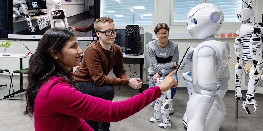 Pepper tar opp og lagrer all lyd. Det betyr at studentene kan lytte til forelesningsopptak sammen med taleutskrift. Dette kan være nyttig når eleven har lesevansker eller redusert hørsel. På bildet ser vi masterstudenter i Laboratorium for læringsteknologi ved NTNU Gjøvik. Foto: Geir Mogen/NTNU