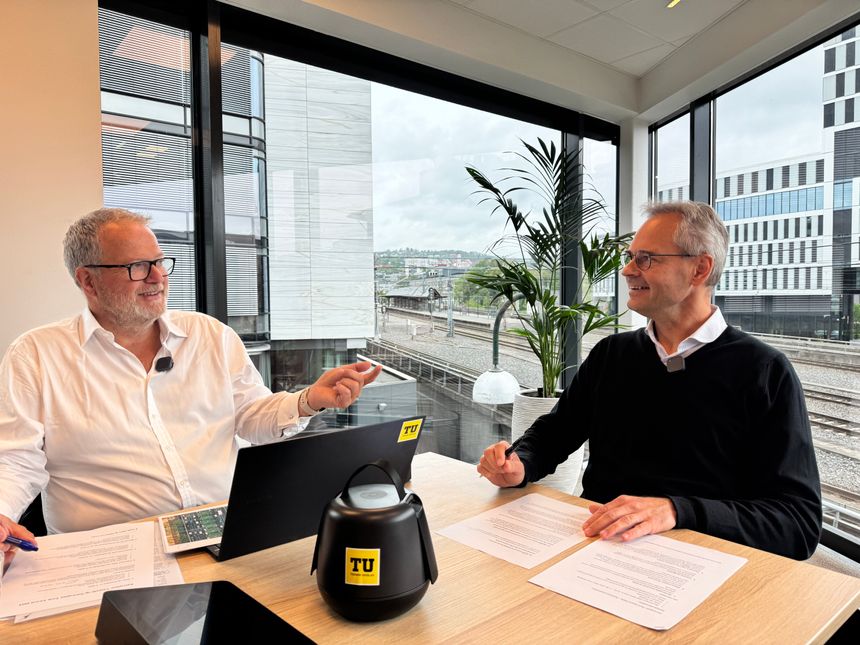 Driftsdirektør Hans Erik Vatne i Vianode spiller inn podkast med TUs teknologiredaktør Jan M. Moberg. Foto: Caroline Schmailzl