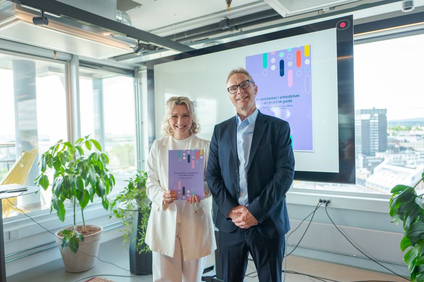 Digitaliseringsminister Karianne Tung mottar KI-veilederen av ekspertutvalg-leder Jon Atle Gulla. Foto: Oskar Hope-Paulsrud
