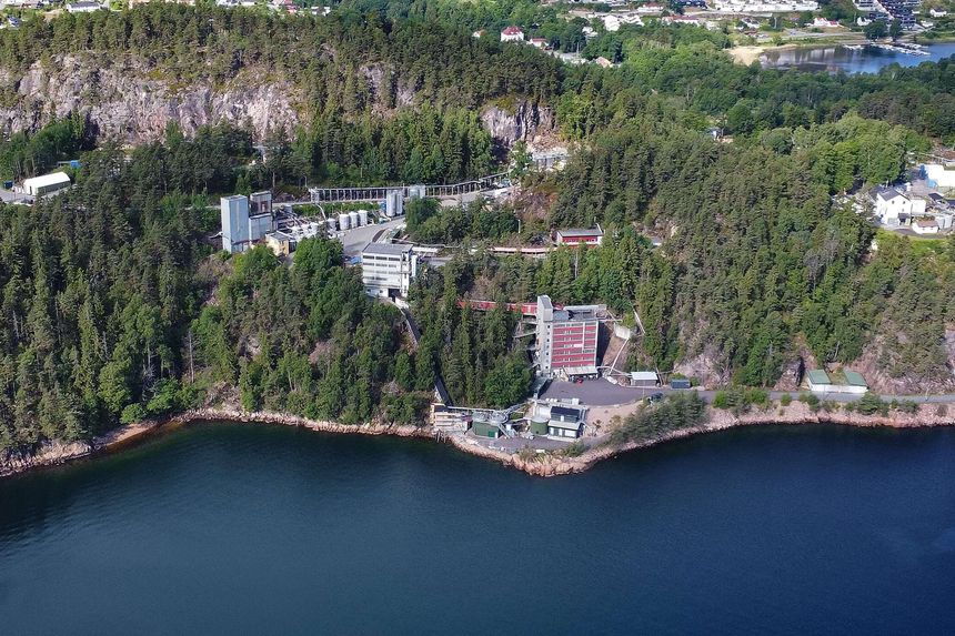 Fabrikken Chemring Nobel i Asker fotografert med drone – bedriften har fått dispensasjon til utslipp i Oslofjorden.