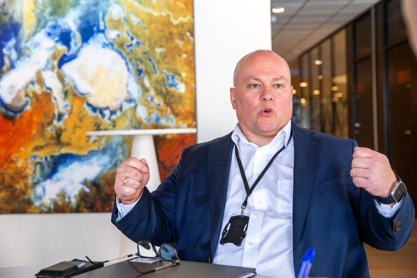 Marius Weydahl Berg er tilbake i sjefsstolen for Cowi Norge. Hans oppgave er å kapre flere store kontrakter for Cowi, som har tapt anbudskonkurranser og kompetanse. Foto: Mona Strande