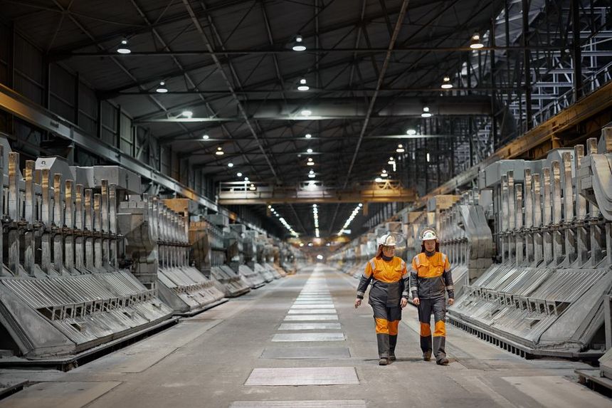 Fra innsiden av Hydros aluminiumsanlegg i Årdal. En kartlegging viste behov for å styrke innendørs mobildekning. Foto: Hydro