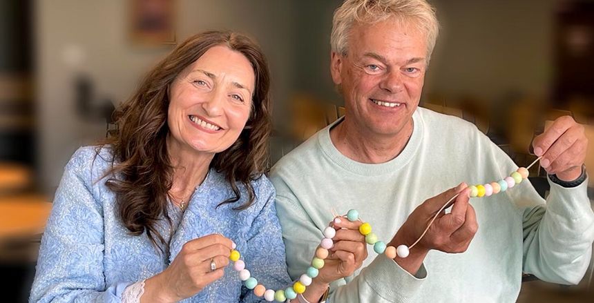 May-Britt og Edvard Moser bruker perler på en tråd for å forklare hvordan tidssansen vår fungerer. Foto: Rita Elmkvist Nilsen, Kavli-instituttet