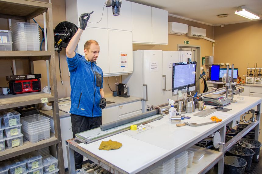 Laboratorieleder Øystein Kjelberg tar bilde av den mistenkte. Foto:  Bjørn Olav Amundsen