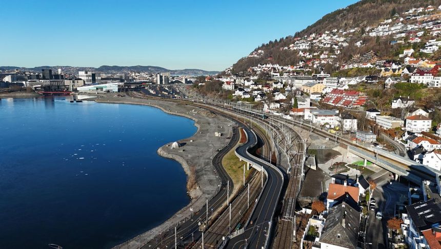 Her ved Store Lungegårdsvannet planlegger Bergen ny bystrand og park. Håpet er at når den er klar, skal det også være enklere å følge med på vannkvaliteten. Foto: Gry Stenersen