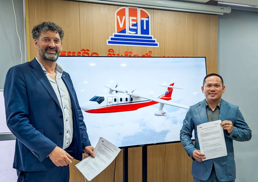 CEO Eric Lithun i Elfly Group var tidligere i sommer i Kambodsja og signerte avtale om salg av Noemi-fly til Vet Airways. Foto:  Elfly Group