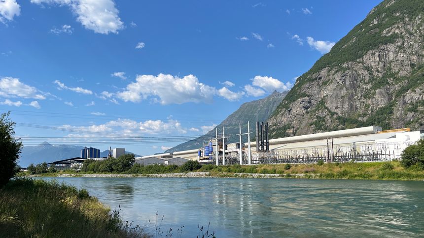 Kraftlinjer fra Aura-kraftverket går rett inn til Hydros aluminiumsverk, som bruker 6 TWh strøm i året. <span>Foto: Ellen S. Viseth</span>