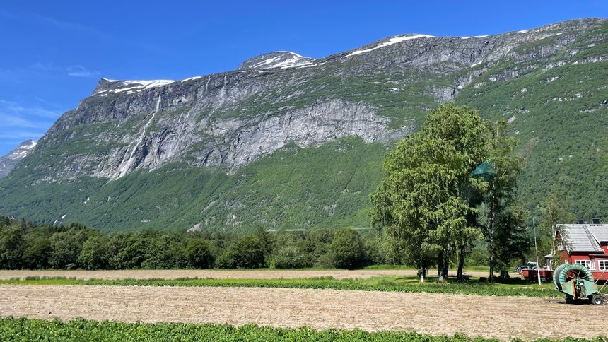 Gjennom disse fjellene skal Trønderenergi bore eller sprenge ut 35 kilometer tunnel, som skal ende opp på Sunndalsøra. <span>Foto: Ellen S. Viseth</span>