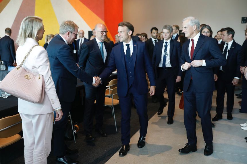 Som administrerende direktør i Innovasjopn Norge er Håkon Haugli både høyt og lavt. Her hilser han på den franske presidenten i følge med vår egen statsminister. Foto: Innovasjon Norge
