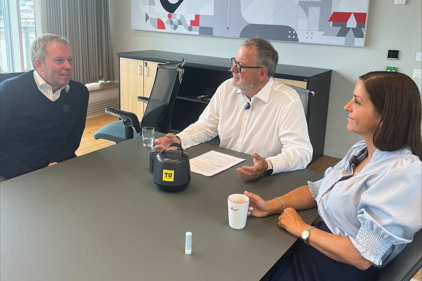 Håkon Haugli (t.v.) i Innovasjon Norge i samtale med TUs Kristina Fritsvold Nilsen og Jan M. Moberg. Foto: Ingrid Langerud