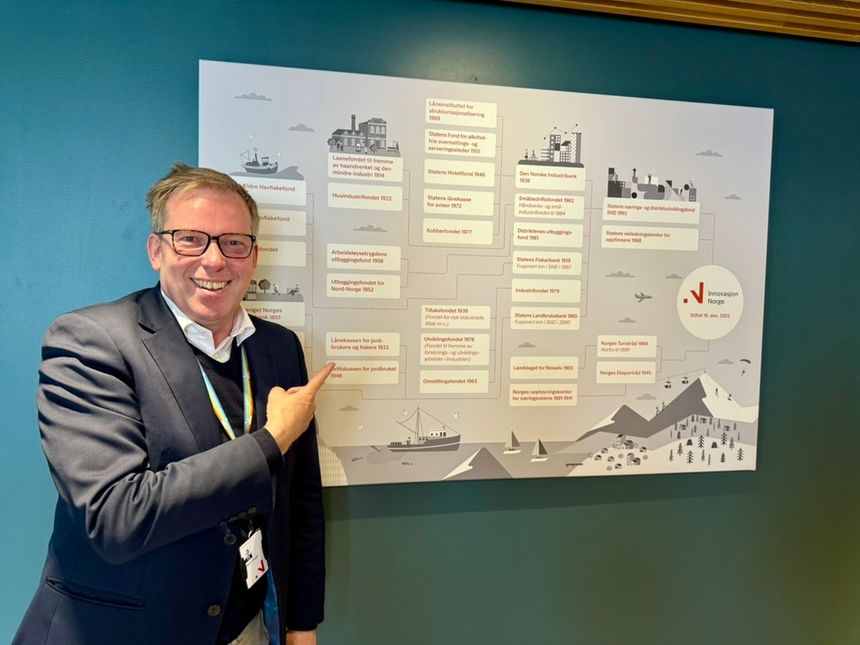 Adm. dir. Håkon Haugli viser veien frem til hvordan Innovasjon Norge ble etablert - 19. desember 2003. Foto: Jan M Moberg