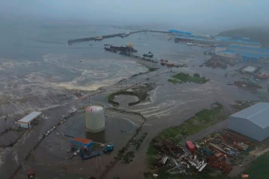 En russisk kystby ble rammet av tsunamibølgene kort tid etter jordskjelvet på Kamtsjatka-halvøya natt til onsdag. Foto: Geofysisk tjeneste ved det russiske vitenskapsakademiet / AP / NTB
