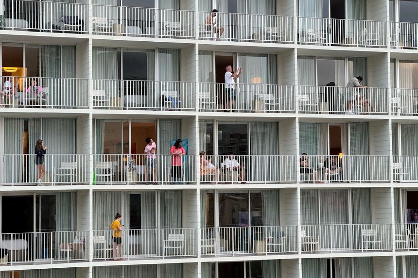 Feriegjester kikker ned mot Waikiki Beach på Hawaii etter å ha blitt varslet om mulige tsunamibølger. Foto: Nichola Groom/Reuters/NTB