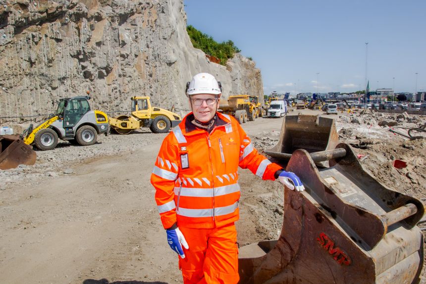 – En kort men innfløkt veistrekning, sier Vegvesenets prosjektleder Jan-Helge Egeland. Veien vil gå oppe på skjæringen. Til høyre skimter vi Kvadraturen og tårnet til byens domkirke. Foto:  Bjørn Olav Amundsen