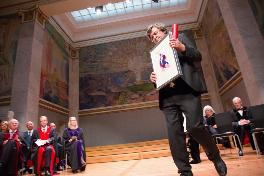 – Vi skal forstå vår egen planet og bruke denne informasjonen til å lete etter mulige beboelige soner i andre planetsystemer. forteller Trond Torsvik, som i 2016 ble tildelt universitetets forskningspris i en høytidelig seremoni i Universitetets aula. Foto:  Yngve Vogt/Apollon