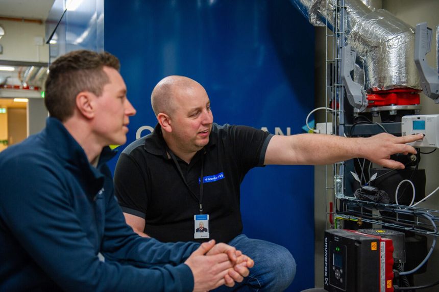 Kay Arne Bølestrand (t. h.), rørleggermester i Granbo VVS og medgründer Håkon Selvnes ved det nyeste varmebatteriet til Cartesian. Det står i SINTEFs egne lokaler og skal varme opp et helt bygg med kontorer. Foto: Karoline Ravndal Lorentzen