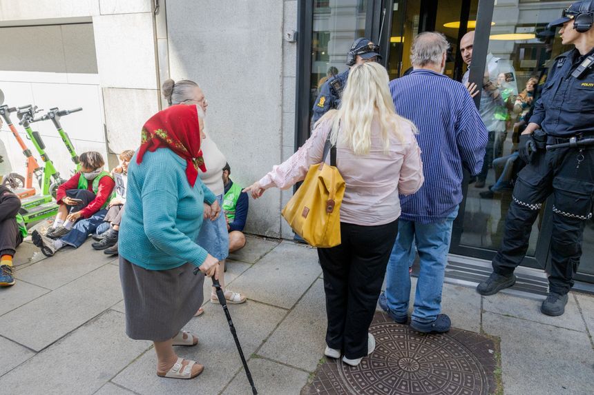 Bankkundene måtte vente da klimaaktivistene tok seg inn i DNBs lokaler i Oslo. Foto:  Arash A. Nejad