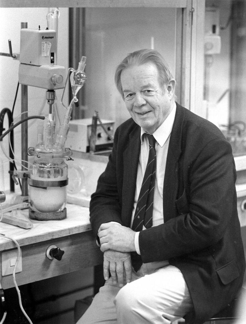 Mannen bak kulene, Jon Ugelstad, i laboratoriet. Foto:  Sintef