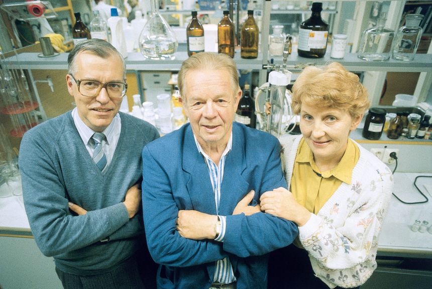 John Ugelstad, født i Trondheim i 1921, begynte å jobbe ved Sintefs Institutt for industriell kjemi i 1957. Ni år senere ble han professor ved Norges tekniske høyskole (NTH), der han ble resten av sin karriere. Ugelstad døde i 1997. Her flankert av sine nærmeste medarbeidere, Arvid Berge og Turid Ellingsen. Foto:  Jens Søraa