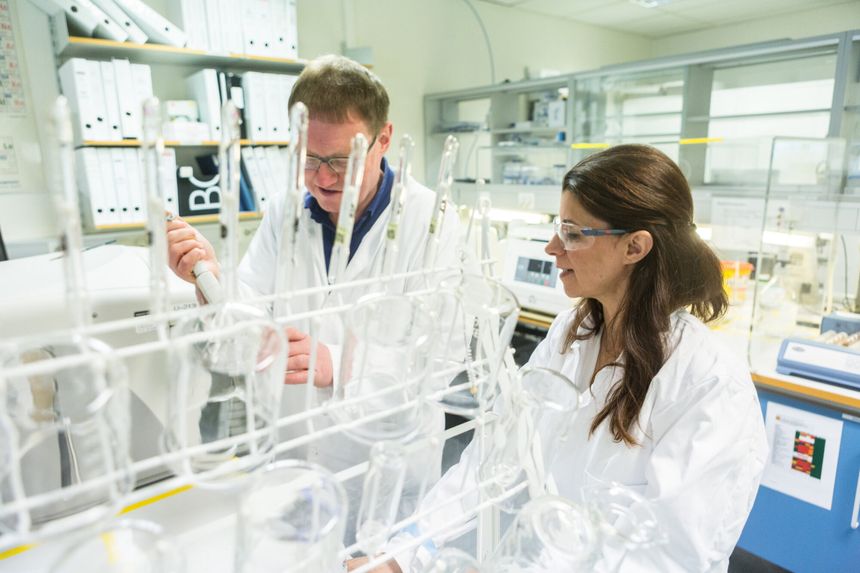 Her er ingeniørene Svein Morken og Roksana i sving i analyselaboratoriet hos Thermo Fisher Scientific, som produserer Ugelstad-kulene i fabrikken på Lillestrøm. Foto:  Johnny Syversen