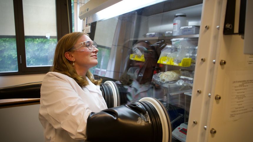 Forskerne på batterilaboratoriet har tre lag med hansker når de jobber inne i en boks med lukket atmosfære. Mange av materialene er giftige eller ømfintlige for oksygen. Foto:  Elina Melteig/UiO