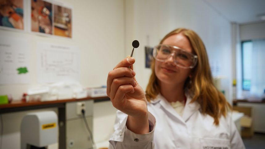 Anoden som består av en tynn film av materialet som er inne i batteriet. Foto:  Elina Melteig/UiO