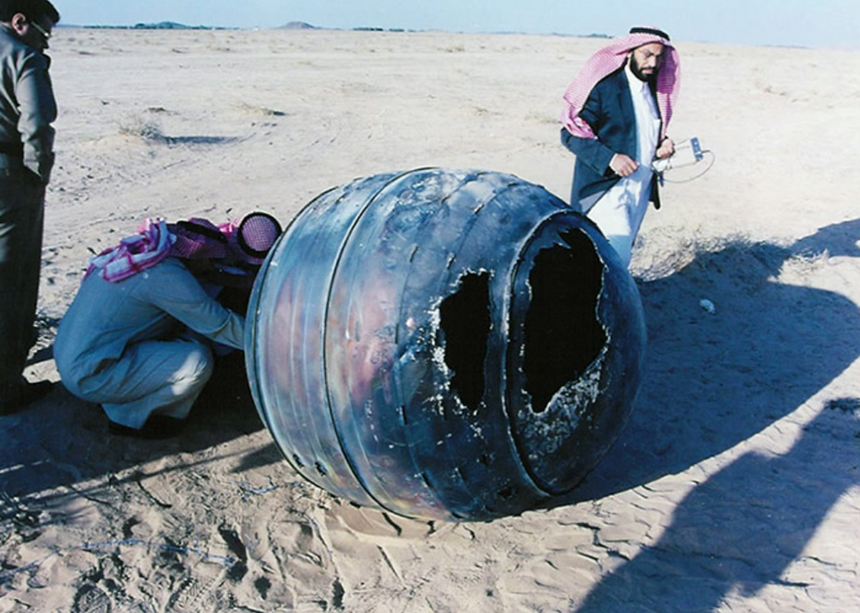 Denne 70 kilo tunge delen fra en amerikansk Delta-2 rakett traff bakken i Saudi Arabia i 2001. Foto:  Space Research Institute, King Abdulaziz City for Science and Technology i Saudi-Arabia