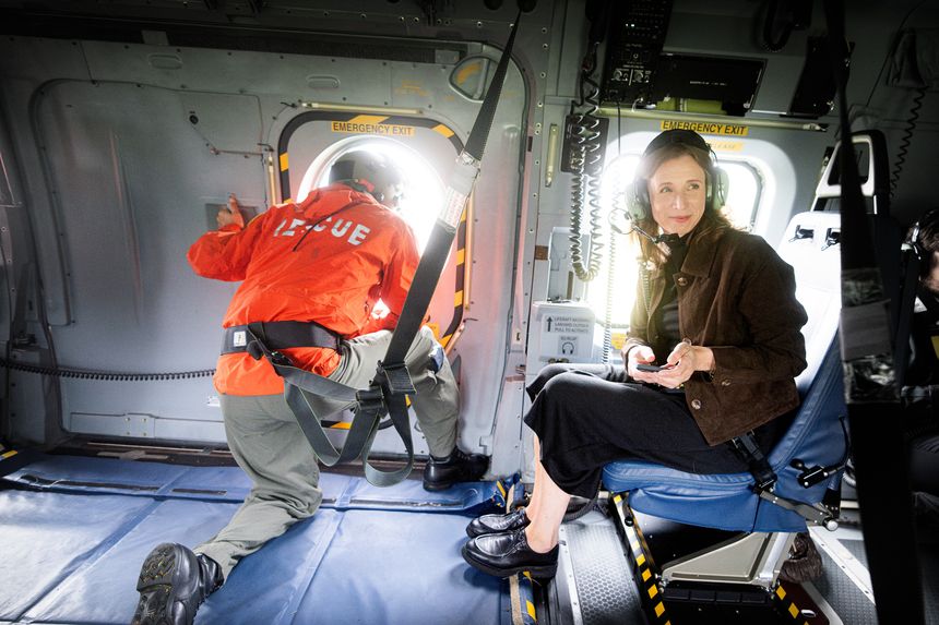 Justisminister Astri Aas-Hansen ombord på AW101 SAR Queen. Foto:  Eirik Helland Urke