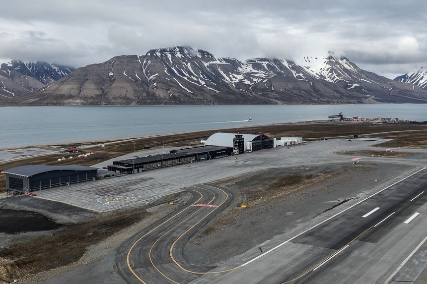 Slik ser Svalbard lufthavn ut i dag. Foto:  Avinor/Øystein Løwer