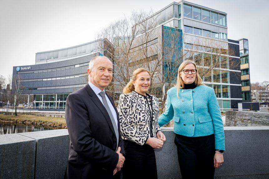 Tidligere konsernsjef Christian Rynning-Tønnesen brant for biodrivstoff. Nåværende toppsjef Birgitte Ringstad Vartdal har lagt om kursen, og satser på vannkraft, vind, sol og batterier. I midten: styreleder Alexandra Bech Gjørv. Foto: Arash A. Nejad