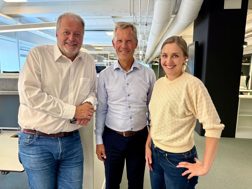 Ukens gjest i podcasten Teknisk Sett er nordensjef Jon Helsingeng (i midten) i energistyreingsselskapet Eaton. Her med TUs Ellen Synnøve Viset og Jan M Moberg. Foto:  Mona Strande