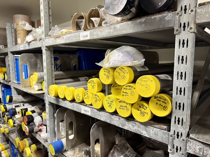 Prøver av kvikkleire landet rundt ligger klare for analyse på kjølelageret hos Norges geotekniske institutt. Foto:  Jan M. Moberg