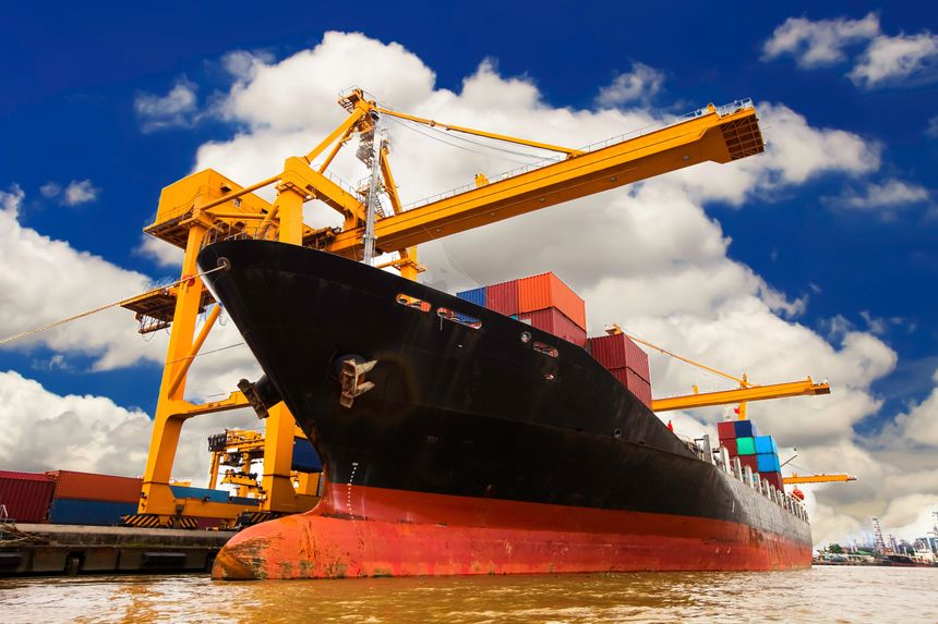 Dette lasteskipet hviler til kai i Thailand. Hadde skipet klart å spare 20 prosent av energien det bruker til havs, ville det kommet både rederen og klimaet til gode. Foto: Colourbox