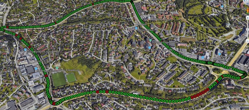Dette er resultatet av en testtur med førerløs bil i Trondheim der NTNU-forskerne har brukt sin PPP-RTK-støttede løsning. De grønne punktene viser posisjonsmålinger med nøyaktighet bedre enn ti centimeter. Illustrasjon:  Ardeshir Mohamadi/NTNU