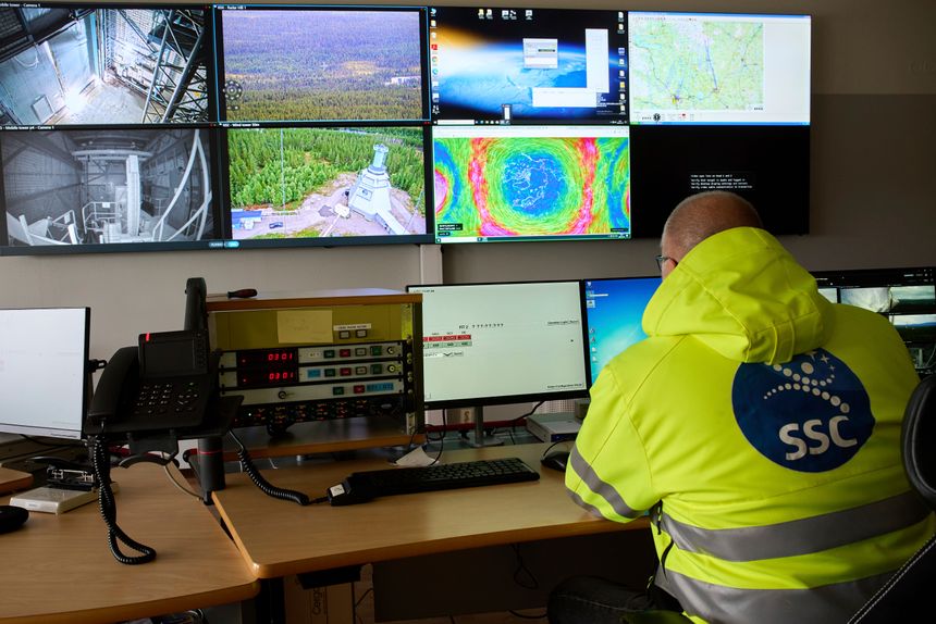 Mattias Abrahamsson leder forskningsavdelingen i Esrange Space Center. Her er han på jobb i senteret. Foto:  Malin Haarala / AP / NTB