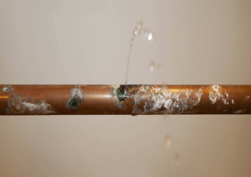 Ved å utføre levetidsvurdering i tide kan man unngå lekkasjer som skyldes korrosjonsskade på vannrøret. Foto:  Sintef