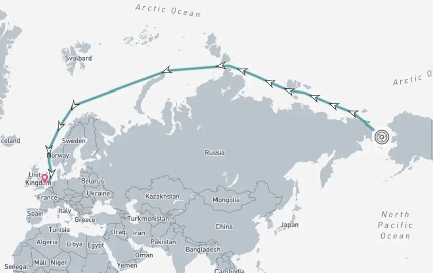 Ruten til Istanbul Bridge på vei mot Europa, idet skipet passerer Diomede-øyene utenfor Alaska. Skjermbilde: Marine Traffic