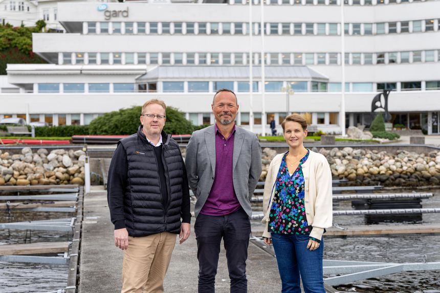 Ingebretsen, Valland og Holtklimpen foran hovedkontoret til Gard i Arendal, der rundt 300 av de ansatte jobber.  Foto:  TUM Studio