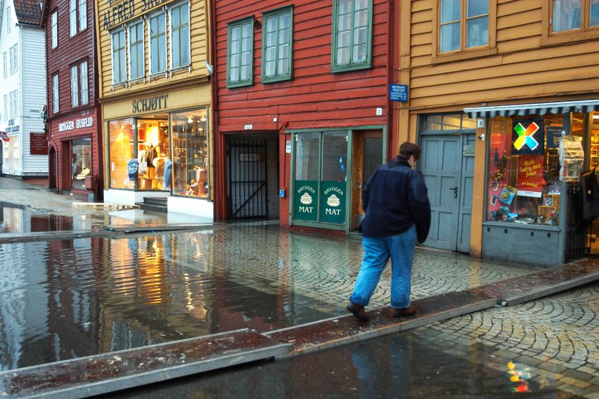 Ved en tidligere stormflo i Bergen ble landganger ble lagt ut slik at folk kunne gå tørrskodd til butikkene på Bryggen. Foto: Marit Hommedal/NTB