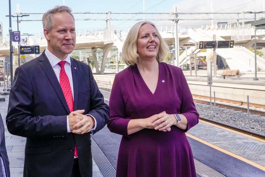 Samferdselsminister Jon-Ivar Nygård og Bane Nors konsernsjef Agnete Johnsgaard-Lewis under åpningen av nye Drammens stasjon i september. Foto: Terje Bendiksby/NTB