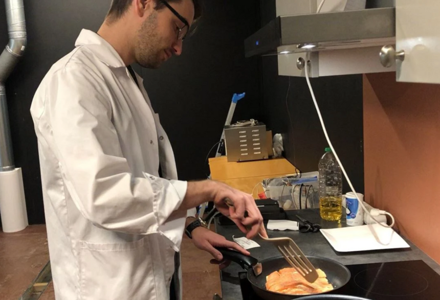 Her testes ulike ventilasjonsløsninger i Sintefs laboratorium. Forskerne tilberedte 72 laksemiddager og overvåket inneklimaet. Her er Wojciech Wojnowski ved UiO i aksjon. Foto: Ida Rambæk/Sintef