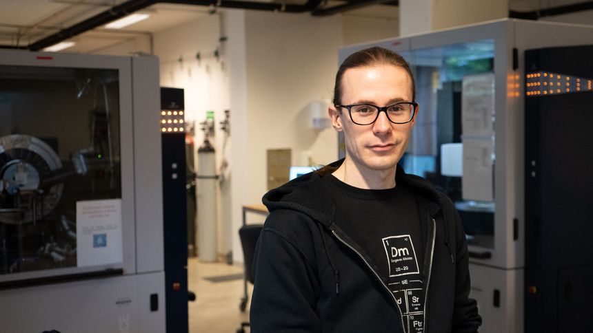 Erlend Tiberg North forteller at han hadde stor glede av den tverrfaglige utdanningen Fornybar energi og nanoteknologi da feilen oppsto. For å nøste opp i feilen krevdes både fysikk- og kjemikunnskaper. Foto: Elina Melteig/UiO