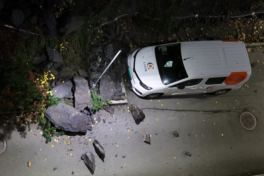 En bil skal være truffet av raset som gikk søndag ettermiddag.  Foto:  Tore Kristiansen/VG via NTB